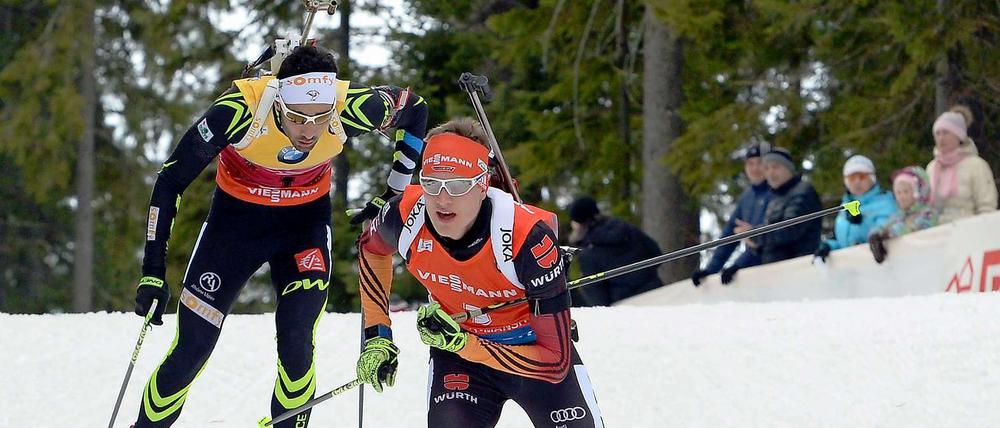 Benedikt Doll (re.) und Martin Fourcade im Duell.