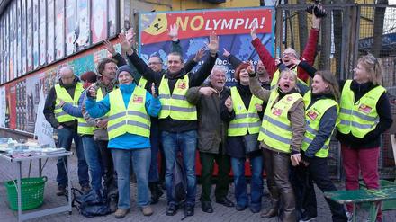 So sehen Sieger aus: Eine Reihe von Berliner Olympia-Gegnern feierten in Kreuzberg den Zuschlag für Hamburg.