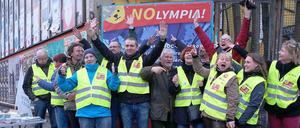 So sehen Sieger aus: Eine Reihe von Berliner Olympia-Gegnern feierten in Kreuzberg den Zuschlag für Hamburg.