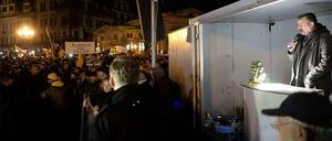 Pegida-Kundgebung in Dresden mit Lutz Bachmann am Rednerpult