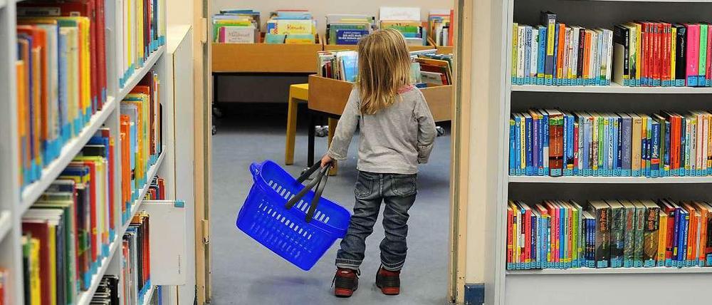 Auch Kinder suchen gerne spannende Lektüre in Berliner Stadtteilbibliotheken. Wie hier in Friedenau.
