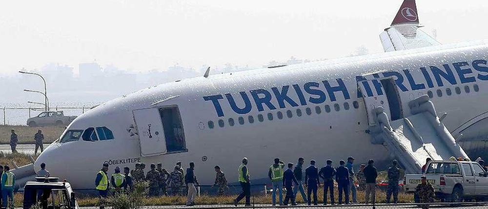 Das Flugzeug der Turkish Airlines ist am Dienstag in Nepal leicht neben der Landebahn gelandet.