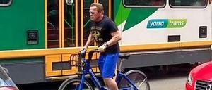 Der "Terminator" Arnold Schwarzenegger mit einem Leihfahrrad am Montag auf der Elizabeth Street im australischen Melbourne. 