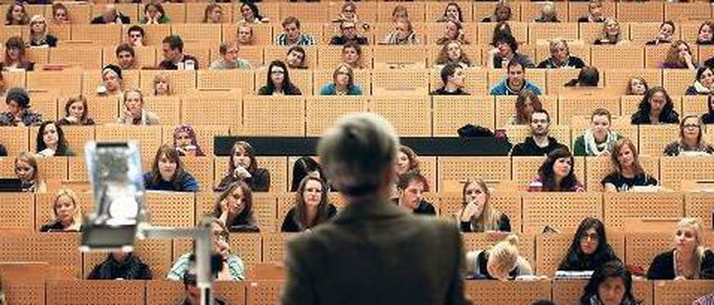 Mehr IT-Professoren für Berlin? Das fänden viele Vertreter aus Wirtschaft, Wissenschaft und Politik gut. Eine wichtige Frage bleibt zunächst aber offen: Wer soll das bezahlen? 