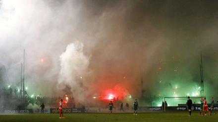 Nach den Ausschreitungen beim Spiel Panathinaikos gegen Olympiakos wird nun erst mal gar nicht mehr gespielt in Griechenland.