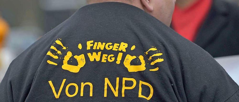 "Finger Weg!" - Das Verbot der Nazi-Partei NPD gestaltet sich auch im zweiten Anlauf nicht einfach.