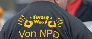 "Finger Weg!" - Das Verbot der Nazi-Partei NPD gestaltet sich auch im zweiten Anlauf nicht einfach.
