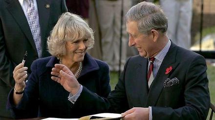 Prinz Charles und Camilla tragen sich im Jahre 2005 in das Gästebuch einer Schule in Washington ein. Am Dienstag geht es für die Beiden erneut in die USA. 