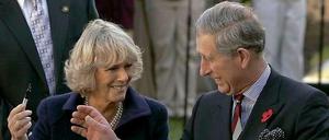 Prinz Charles und Camilla tragen sich im Jahre 2005 in das Gästebuch einer Schule in Washington ein. Am Dienstag geht es für die Beiden erneut in die USA.