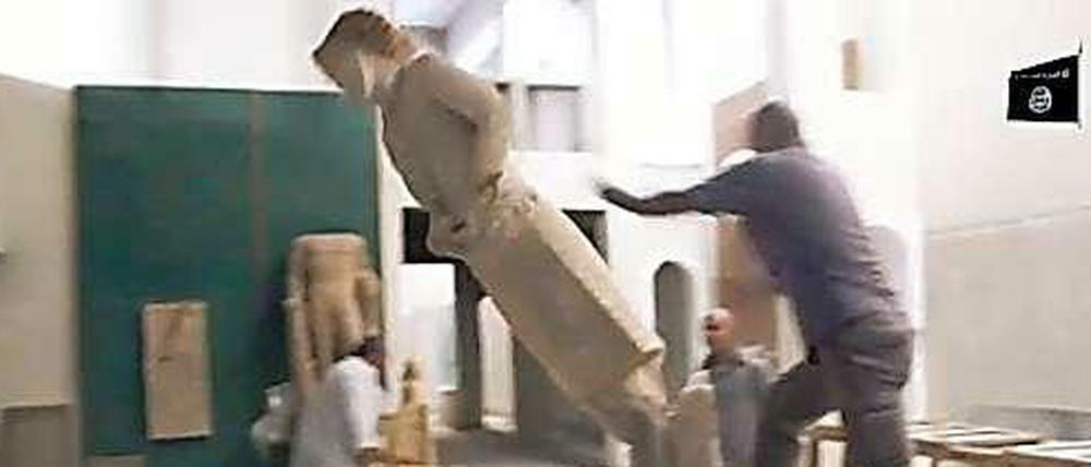 Screenshot aus einem Video, das von der Terrormiliz veröffentlicht wurde und das angeblich zeigt, wie IS-Anhänger im Museum der Stadt Mossul bedeutende Bildwerke aus der Antike zertrümmern.