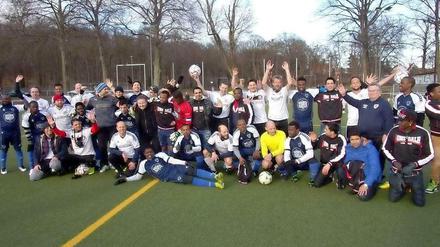 Warum nicht ein Team von Flüchtlingen bilden? Welcome-United-Nulldrei und die Autorennationalmannschaft beim Gruppenbild nach dem Spiel.