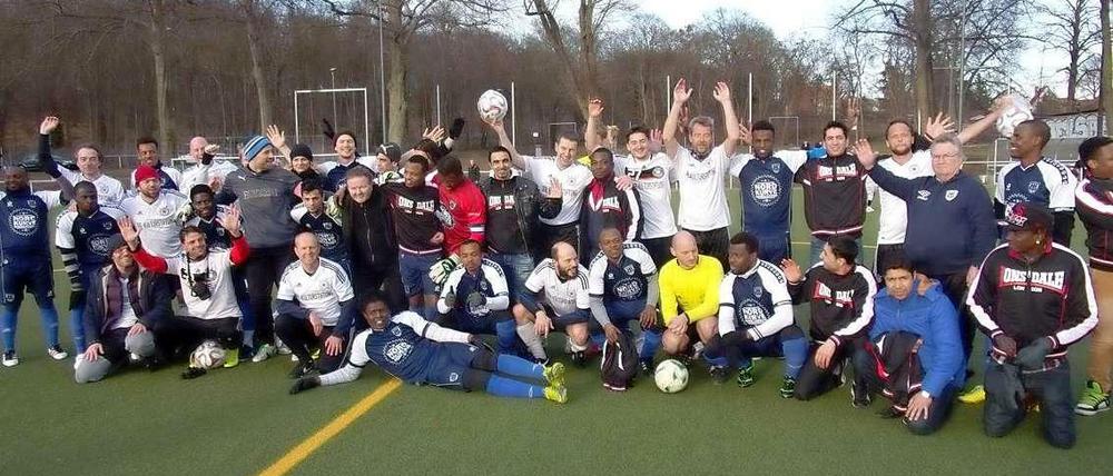 Warum nicht ein Team von Flüchtlingen bilden? Welcome-United-Nulldrei und die Autorennationalmannschaft beim Gruppenbild nach dem Spiel.