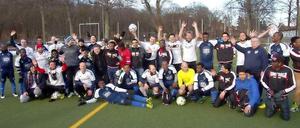 Warum nicht ein Team von Flüchtlingen bilden? Welcome-United-Nulldrei und die Autorennationalmannschaft beim Gruppenbild nach dem Spiel.