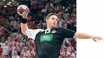 Hier fliegt der Abwehrchef. Hendrik Pekeler im Nationaltrikot. 