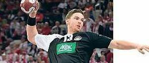 Hier fliegt der Abwehrchef. Hendrik Pekeler im Nationaltrikot. 