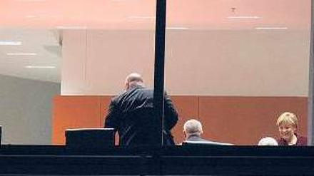 Nachts im Kanzleramt. Aus der Ferne sind Bundeskanzlerin Angela Merkel, ihr Amtschef Peter Altmaier und Unionsfraktionschef Volker Kauder zu sehen.