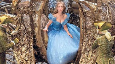Was Magie aus Kürbissen macht: Cinderellas Kutsche (oben) mit Cinderella drin (Lily James).