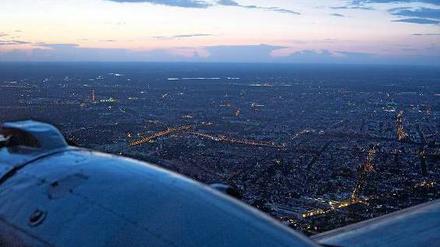 Im Anflug. Wenn es dunkel wird, dürfen Passagiere noch diesen Blick genießen. Demnächst fliegen sie woanders hin. Foto: Imago/J. Heinrich