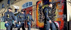 Dänische Polizisten in einer Straße des „Freistaat Christiania“ in Kopenhagen.