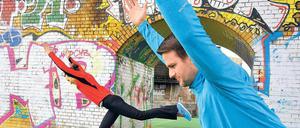 Bein nach hinten, Arme nach vorn: Die Standwaage, die die Personal Trainer Andrea Göhre und Sven Röhr hier im Park am Gleisdreieck zeigen, kennt mancher vielleicht noch aus dem Schulunterricht. Sie trainiert die Ganzkörperspannung. 