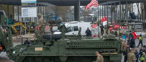 Ein gepanzertes Fahrzeug der US-Armee steht an der estnisch-russischen Grenze. Die Amerikaner zeigen im Baltikum Flagge.