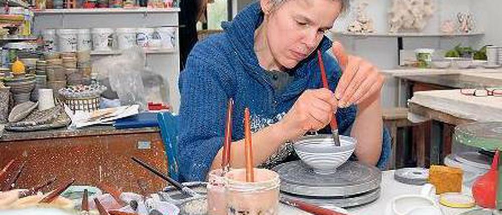 Die Diplomdesignerin und Keramikerin Susanne Protzmann lässt sich von außereuropäischen Volkskulturen und Ornamenten und Mustern der Textilkunst beeinflussen.