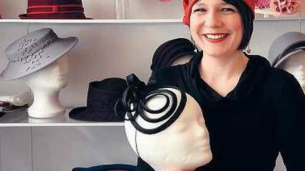 Bohème Sauvage ist das Thema von Anna C. Menzel, Modistenmeisterin, die gerne für Partys im Stil der Zwanziger Jahre einen verrucht-mondänen Kopfputz entwirft. 