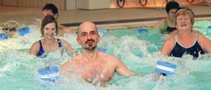 Aufgewühlt. Nicht ganz perfekt ist die Haltung der Hanteln – denn die gehören beim Aquafitness unter Wasser.