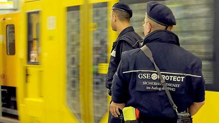 Zwei Mitarbeiter der BVG wurden in der Nacht auf Donnerstag in Berlin attackiert und verletzt.
