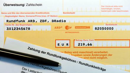 Der Rundfunkbeitrag sinkt zum 1. April von 17.98 auf 17.50 Euro