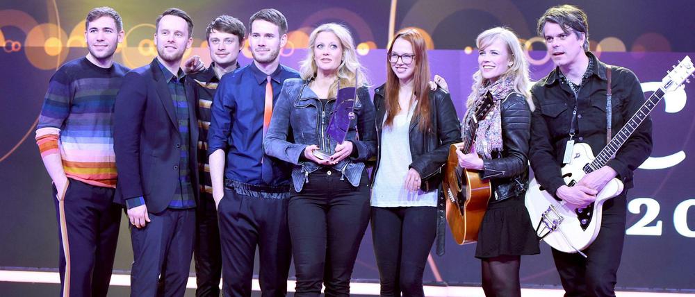 Testlauf. Moderatorin Barbara Schöneberger (Mitte) posiert am Mittwoch in den Messehallen mit Musikern für die Echo-Verleihung.  