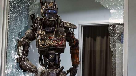 Da bin ich. Chappie (Sharlto Copley) räumt auf. 