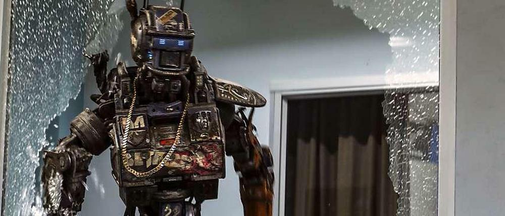 Da bin ich. Chappie (Sharlto Copley) räumt auf. 