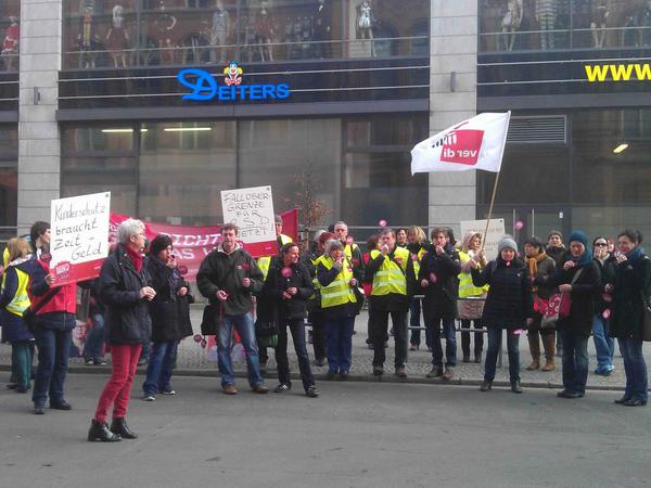 Astrid Westhoff (vorne) von Verdi am Dienstagmorgen vor dem Roten Rathaus.