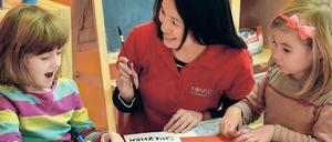 Eine Chinesischlehrerin arbeitet mit Kindern in der Vorschule.