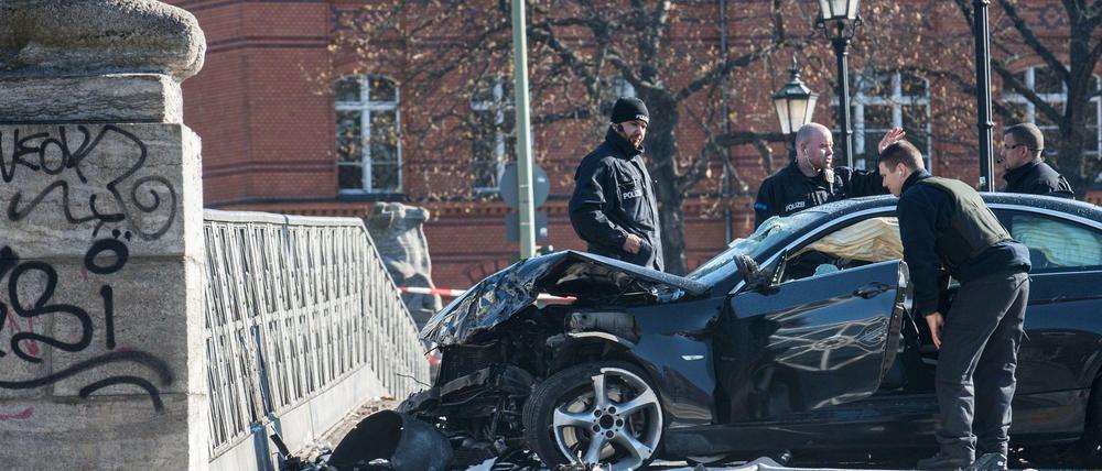 Totalschaden: Die Gotzkowskybrücke war stabiler als der BMW. 