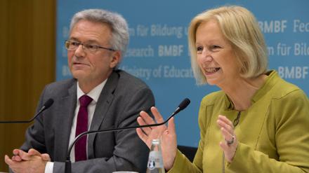 Manfred Prenzel und Johanna Wanka am Mittwoch in Berlin.