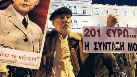 Ein aufgebrachter griechischer Rentner zeigte Kanzlerin Merkel 2012 in einer Nazi-Uniform.
