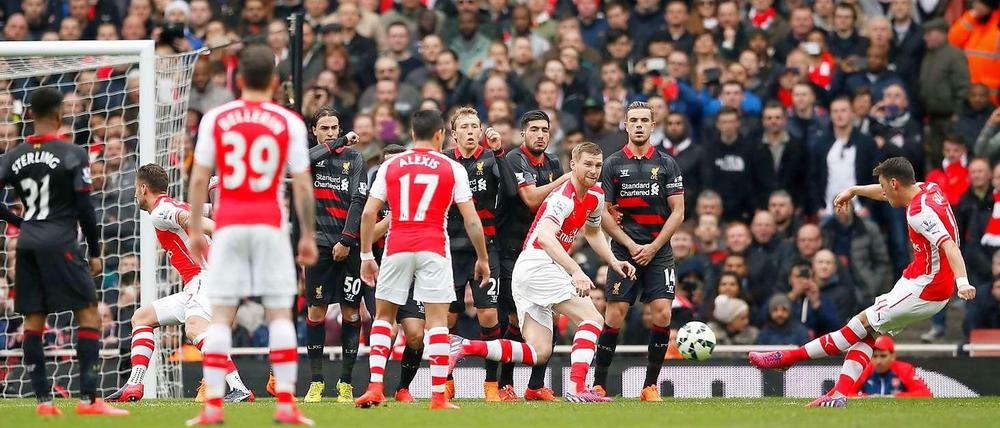 Und ab damit: Mesut Özil bei seinem Freistoß zur 2:0-Führung.