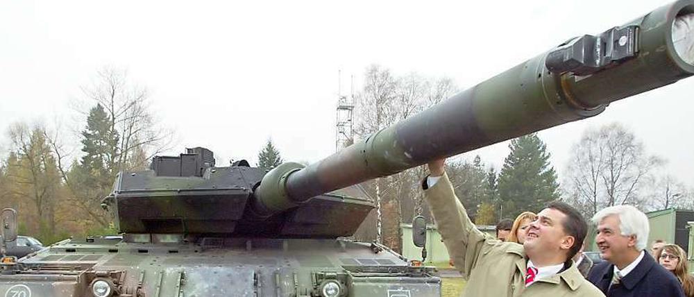 Der damalige Ministerpräsident Niedersachsens, Sigmar Gabriel (SPD) schaut im Beisein des damaligen Rheinmetall-Detec Vorstandsmitglieds Gert Winkler (r.) 2002 auf einem Schießstand der Firma Rheinmetall in Unterlüß (Landkreis Celle) einen Kampfpanzer vom Typ Leopard II A 6 an. Gabriel besuchte damals das Rüstungsunternehmen, das eines der größten Arbeitgeber in der Region ist.