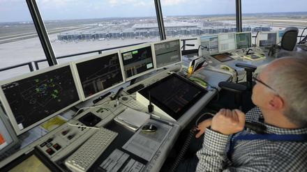 Blick aus dem Tower des BER. Hier könnte eines der zwei Satellitenterminals entstehen - aber wie sollen die Passagiere zum Hauptterminal (hinten im Bild) gelangen?