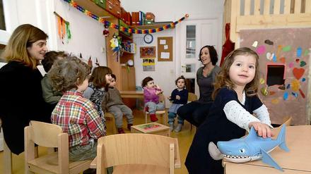 Kinder und Erzieherinnen aus dem Kreuzberger Kinderladen Girotondo.