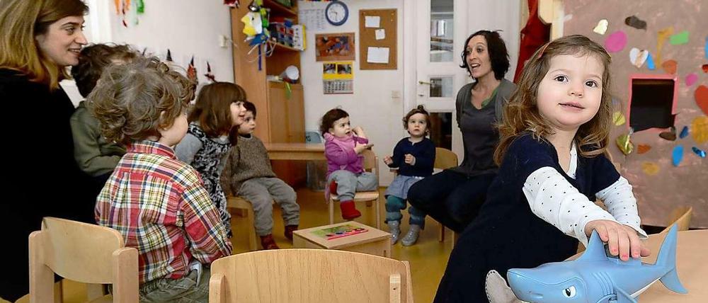 Kinder und Erzieherinnen aus dem Kreuzberger Kinderladen Girotondo.