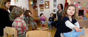 Kinder und Erzieherinnen aus dem Kreuzberger Kinderladen Girotondo.