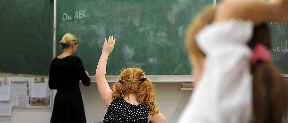 Der Mangel an den Grundschulen ist nur durch Gymnasial- und Sekundarschullehrer zu beheben: Es gibt kaum noch Lehramtsstudenten, deren Berufsziel die Grundschulen sind.