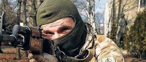 Wilder Haufen. Die Freiwilligenbataillone trainieren auch ukrainische Zivilisten an der Waffe, wie hier in Kiew. 35 Strafuntersuchungen laufen gegen sie.