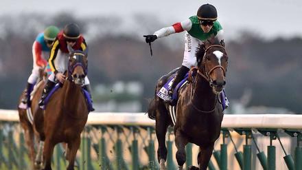 Jockey Christophe Soumillon auf Epiphaneia bejubelt seinen Sieg im Japan Cup.