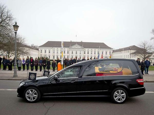 Der Sarg auf seinem Weg durch Berlin.