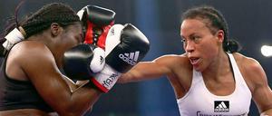 Cecilia Braekhus (rechts, hier gegen Jessica Balogun) hat im Weltergewicht die WM-Gürtel der Verbände WBC, WBA, WPB und WBO gewonnen.