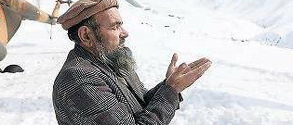 Beim Gebet. Die afghanische Armee und zivile Helfer versorgen die Überlebenden im Tal mit Hilfsgütern. Rund 300 Menschen starben.